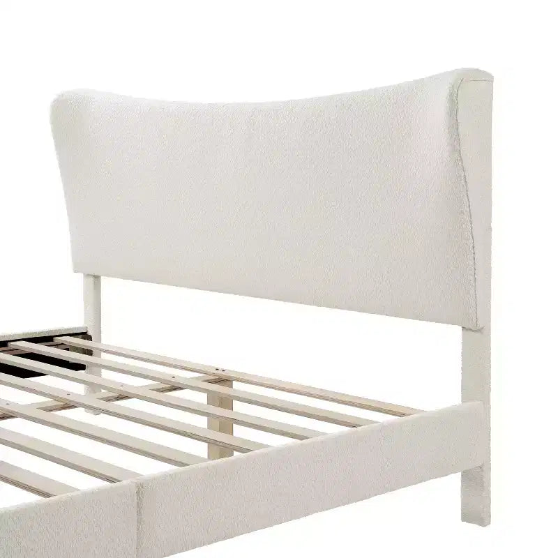 Letto Queen a piattaforma con testiera ad ali imbottito in tessuto Bouclé - Bianco