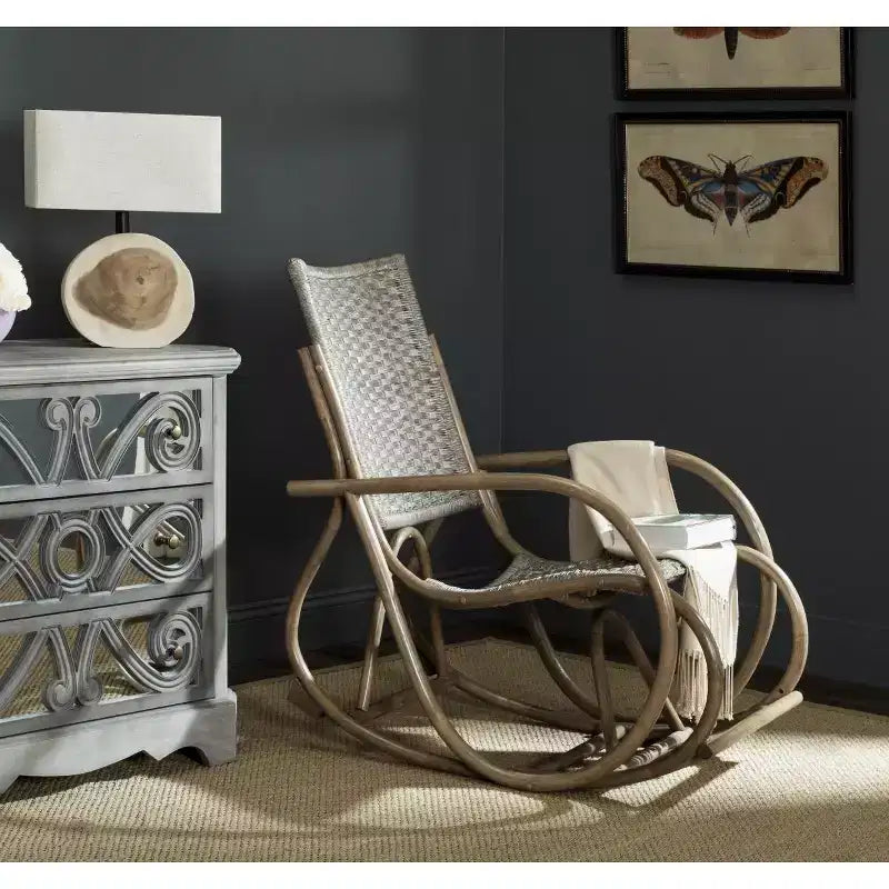 Sedia a dondolo in rattan con struttura laccata