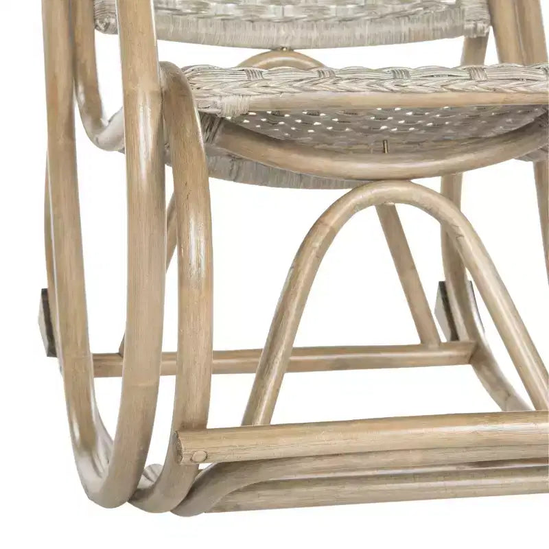 Sedia a dondolo in rattan con struttura laccata
