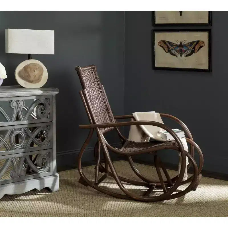 Sedia a dondolo in rattan con struttura laccata