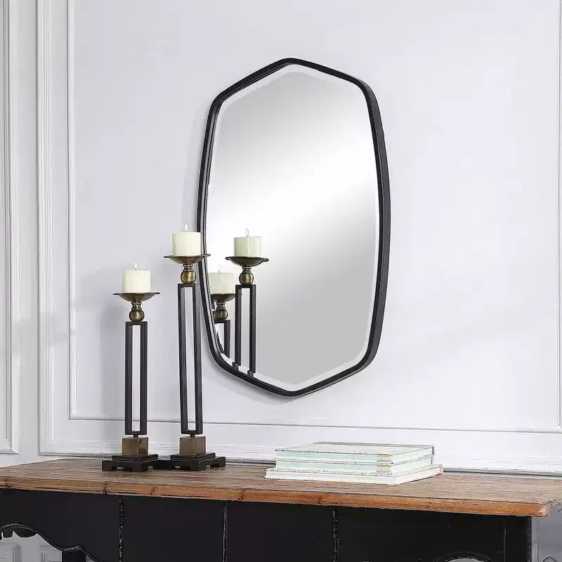 Specchio da parete moderno smussato con cornice in ferro nero satinato, 22,25" L x 36" H