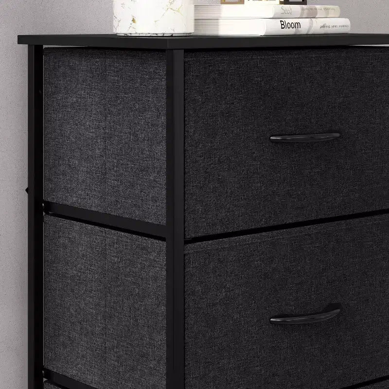 Comò contenitore a 4 cassetti con struttura in ghisa, piano in legno e cassetti in tessuto