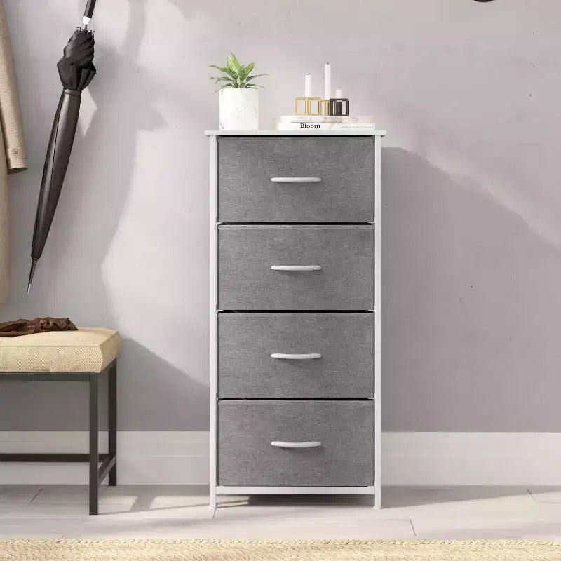 Comò contenitore a 4 cassetti con struttura in ghisa, piano in legno e cassetti in tessuto