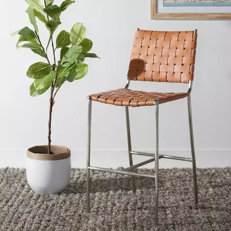 Sgabello da bancone in pelle intrecciata con struttura in metallo