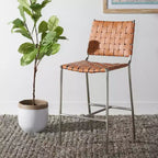 Sgabello da bancone in pelle intrecciata con struttura in metallo