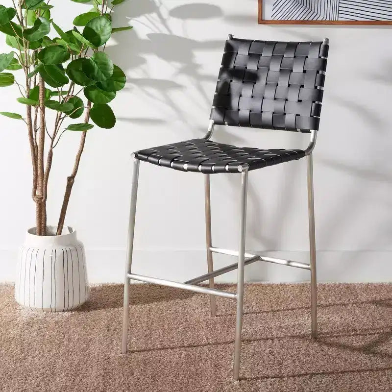 Sgabello da bancone in pelle intrecciata con struttura in metallo