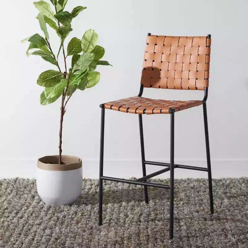 Sgabello da bancone in pelle intrecciata con struttura in metallo