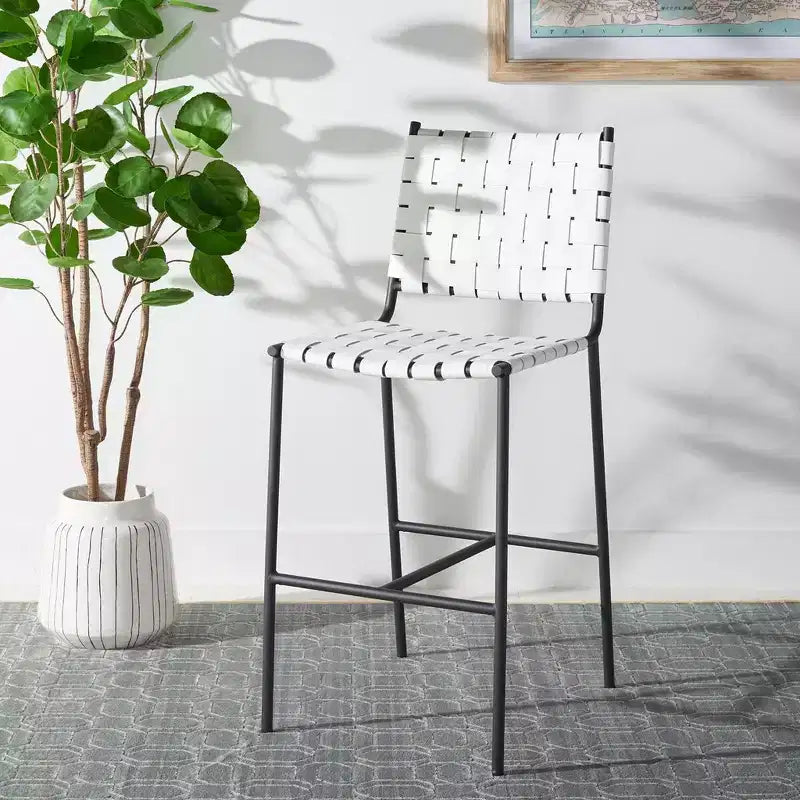 Sgabello da bancone in pelle intrecciata con struttura in metallo